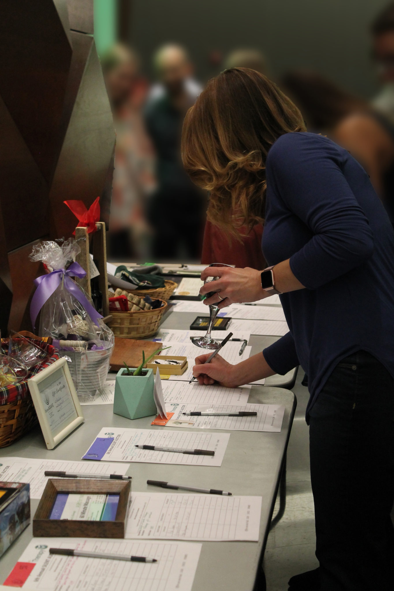 Bidding at the silent auction table