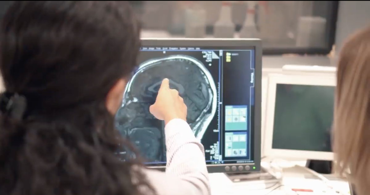 Mendez Colmenares pointing to the brain’s corpus callosum in a T1-W image