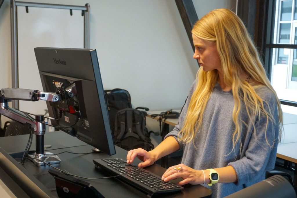 Alea Schmidt prepares a virtual reality demo on the computer